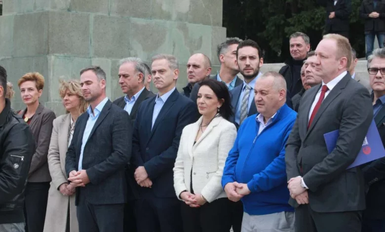 Да би се с власти сменио Вучић потребно је прво сменити ову гарнитуру опозиционара Да би се с власти сменио Вучић потребно је прво сменити ову гарнитуру опозиционара