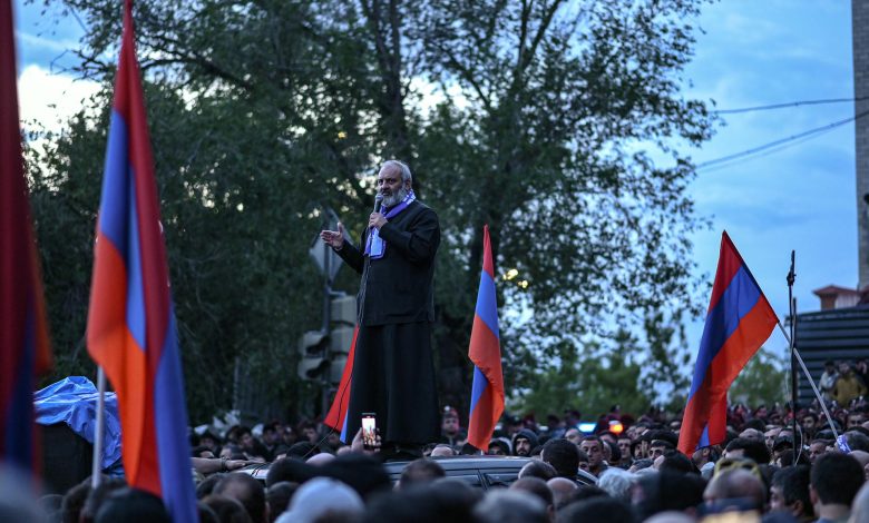 На чело јерменског протестног покрета против Пашињана стао архиепископ Баграт Србазан На чело јерменског протестног покрета против Пашињана стао архиепископ Баграт Србазан