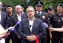 Жали се том шпијуну што ти стоји иза леђа! Жали се том шпијуну што ти стоји иза леђа!