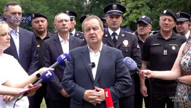 Жали се том шпијуну што ти стоји иза леђа! Жали се том шпијуну што ти стоји иза леђа!