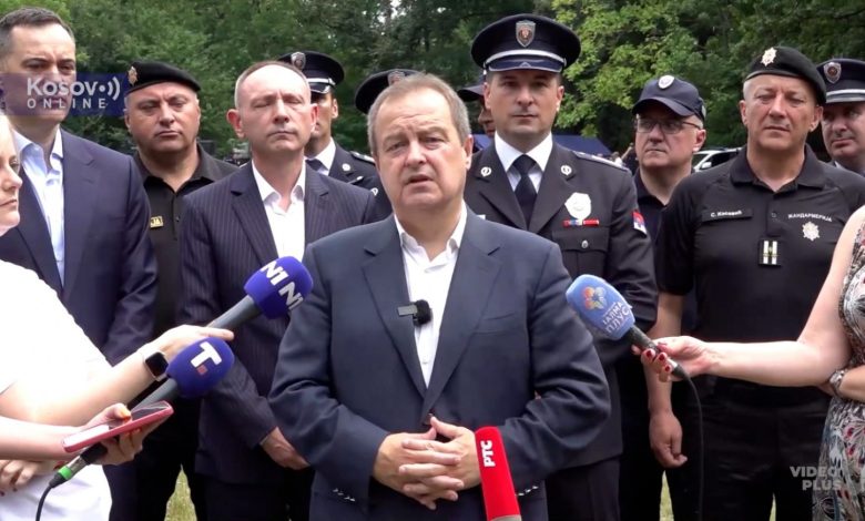 Жали се том шпијуну што ти стоји иза леђа! Жали се том шпијуну што ти стоји иза леђа!