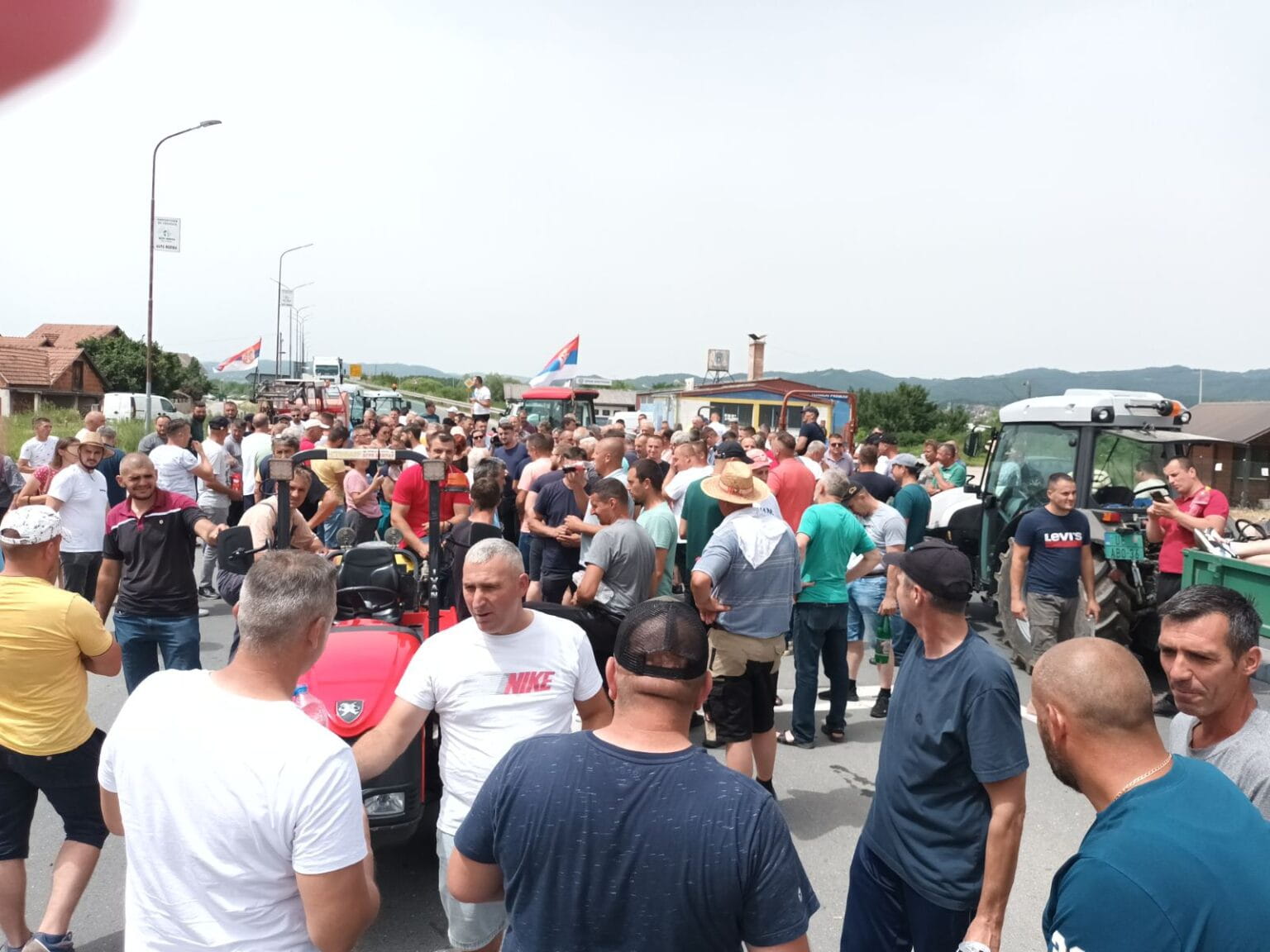 Збох ниске откупне цене малине одржан протест малинара у Ариљу и Пожеги Збох ниске откупне цене малине одржан протест малинара у Ариљу и Пожеги