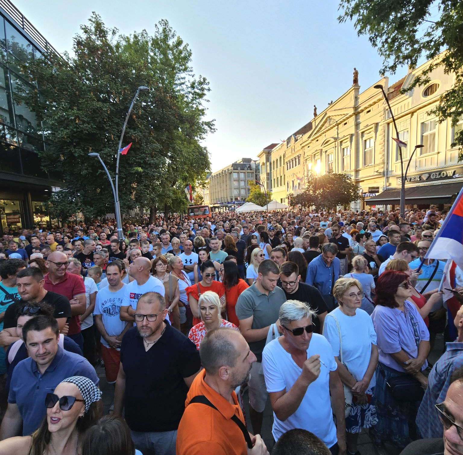 Реке народа на протестима против ископавања литијума у Шапцу, Аранђеловцу, Краљеву, Љигу и Барајеву (фото, видео) Реке народа на протестима против ископавања литијума у Шапцу, Аранђеловцу, Краљеву, Љигу и Барајеву (фото, видео)