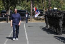 Хоћеш ли тако у шорцу и папучама сутра пред француску државну заставу? Хоћеш ли тако у шорцу и папучама сутра пред француску државну заставу?