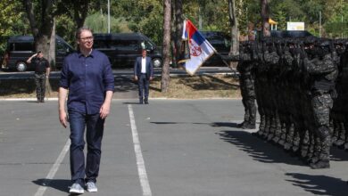 Хоћеш ли тако у шорцу и папучама сутра пред француску државну заставу? Хоћеш ли тако у шорцу и папучама сутра пред француску државну заставу?
