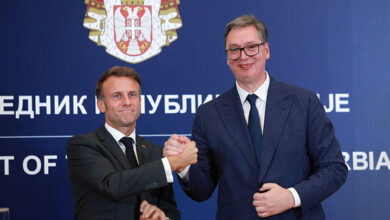 Гледа нас у очи и бесрамно лаже и краде! Гледа нас у очи и бесрамно лаже и краде!