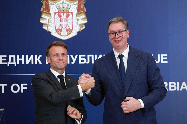 Гледа нас у очи и бесрамно лаже и краде! Гледа нас у очи и бесрамно лаже и краде!