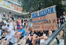 Испред РТС-а одржан масован протест против домаћих издајника и Рио Тинта Испред РТС-а одржан масован протест против домаћих издајника и Рио Тинта