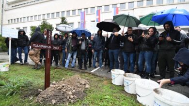 Испред Бановине "сахрањена" пољопривреда, позив на одлазак тракторима у Београд (фото, видео) Испред Бановине "сахрањена" пољопривреда, позив на одлазак тракторима у Београд (фото, видео)
