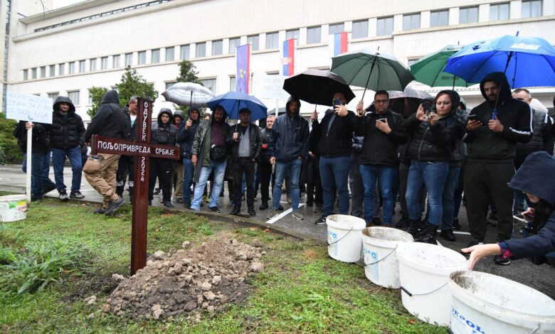 Испред Бановине "сахрањена" пољопривреда, позив на одлазак тракторима у Београд (фото, видео) Испред Бановине "сахрањена" пољопривреда, позив на одлазак тракторима у Београд (фото, видео)