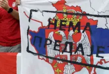 Вучићев велеиздајнички режим забранио транспарент "Нема предаје" у сред Србије! (видео) Вучићев велеиздајнички режим забранио транспарент "Нема предаје" у сред Србије! (видео)