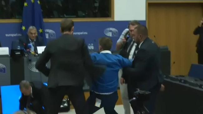 Покушај напада на Виктора Орбана у згради Европског парламента! (видео) Покушај напада на Виктора Орбана у згради Европског парламента! (видео)