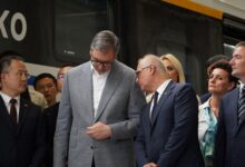 Да, руке су вам крваве, а смрдите на паре! Да, руке су вам крваве, а смрдите на паре!