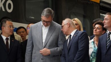 Да, руке су вам крваве, а смрдите на паре! Да, руке су вам крваве, а смрдите на паре!