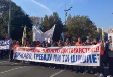 И наше породице заслужују достојанство: Протест просветара испред Скупштине Србије, почела шетња до Владе (видео) И наше породице заслужују достојанство: Протест просветара испред Скупштине Србије, почела шетња до Владе (видео)