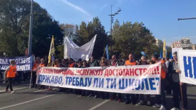 И наше породице заслужују достојанство: Протест просветара испред Скупштине Србије, почела шетња до Владе (видео) И наше породице заслужују достојанство: Протест просветара испред Скупштине Србије, почела шетња до Владе (видео)