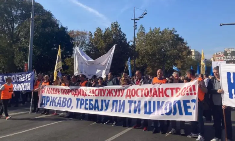 И наше породице заслужују достојанство: Протест просветара испред Скупштине Србије, почела шетња до Владе (видео) И наше породице заслужују достојанство: Протест просветара испред Скупштине Србије, почела шетња до Владе (видео)