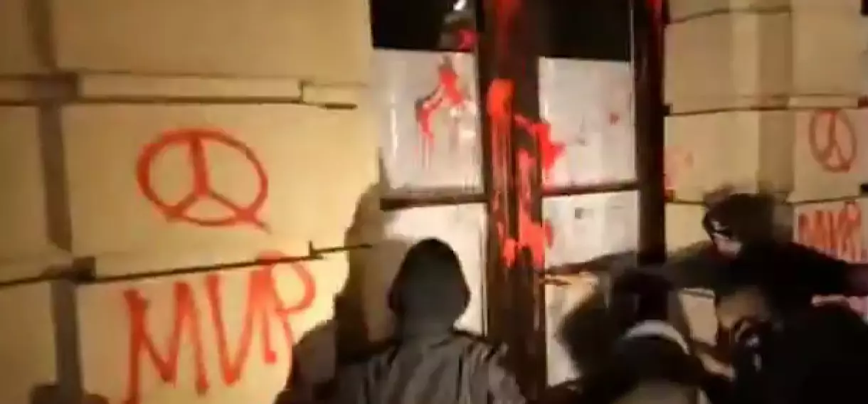 ДОКАЗ! ЗЛИКОВАЦ Вучић послао СНС батинаше да разбијају Нови Сад (видео) ДОКАЗ! ЗЛИКОВАЦ Вучић послао СНС батинаше да разбијају Нови Сад (видео)