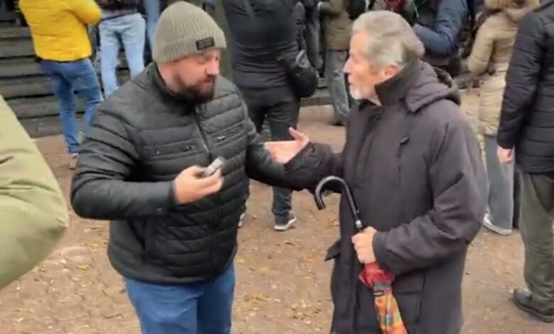 МУП и даље ћути о случају пребијеног пензионера Илије Костића, ухапшеног током протеста у Новом Саду МУП и даље ћути о случају пребијеног пензионера Илије Костића, ухапшеног током протеста у Новом Саду