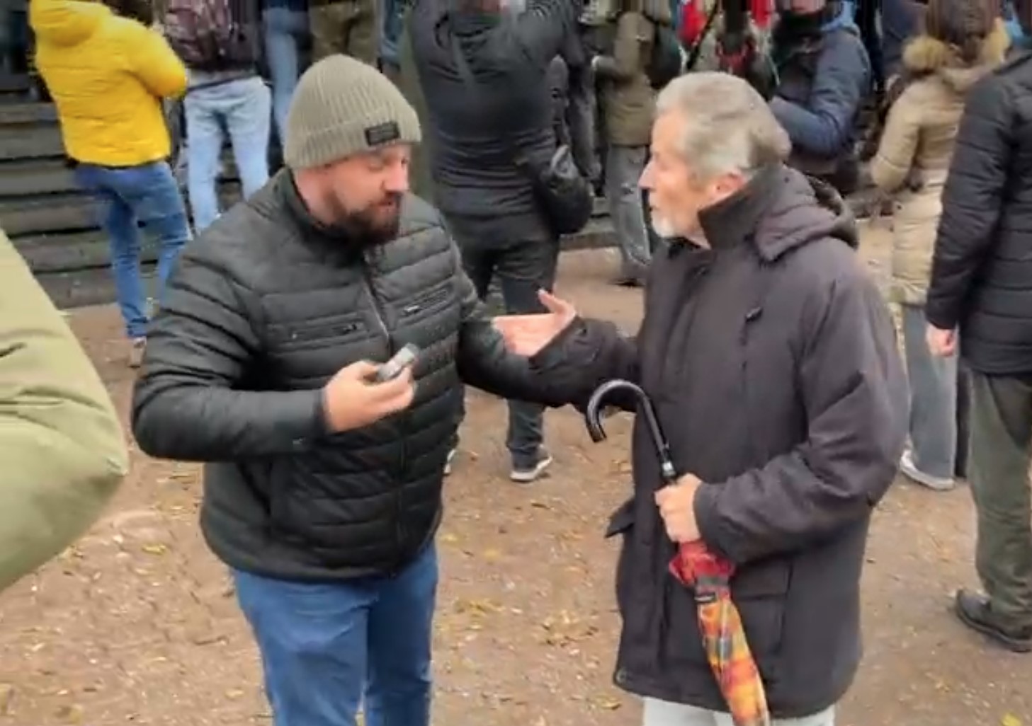 МУП и даље ћути о случају пребијеног пензионера Илије Костића, ухапшеног током протеста у Новом Саду МУП и даље ћути о случају пребијеног пензионера Илије Костића, ухапшеног током протеста у Новом Саду