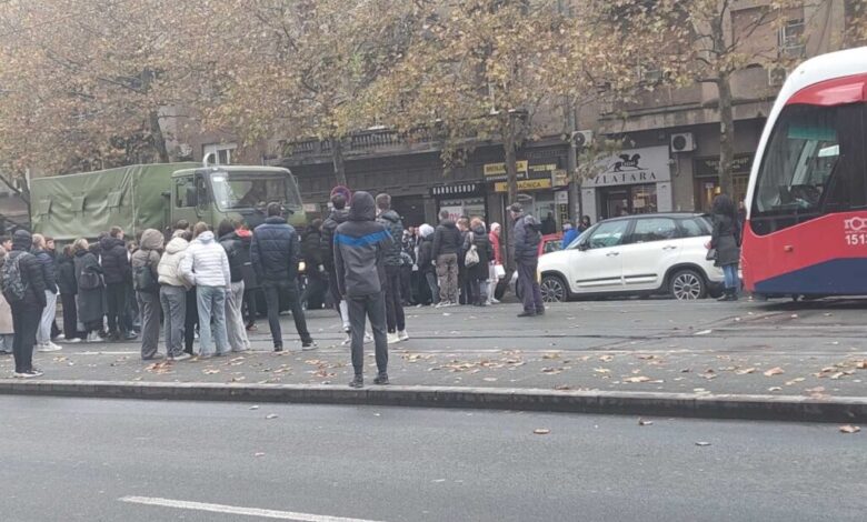 Суманути Вучић дотакао дно: Послао војни камион да гази децу на протесту! Суманути Вучић дотакао дно: Послао војни камион да гази децу на протесту!