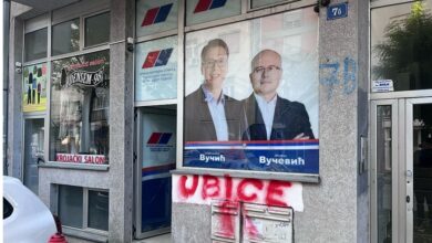 Разбијена стакла на просторијама СНС у НС: Црвеним словима исписано „Убице“ Разбијена стакла на просторијама СНС у НС: Црвеним словима исписано „Убице“