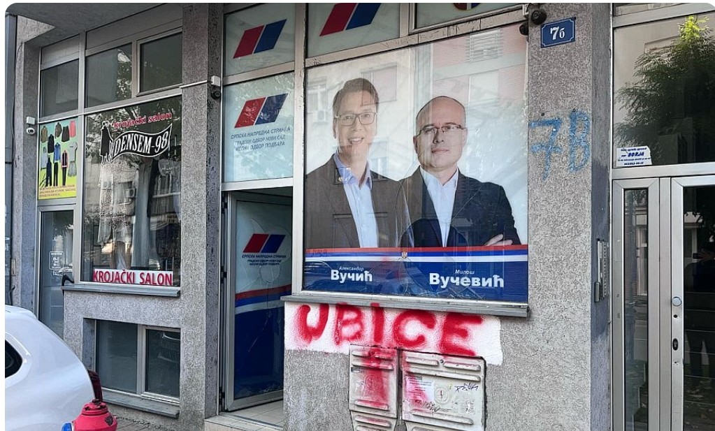 Разбијена стакла на просторијама СНС у НС: Црвеним словима исписано „Убице“ Разбијена стакла на просторијама СНС у НС: Црвеним словима исписано „Убице“
