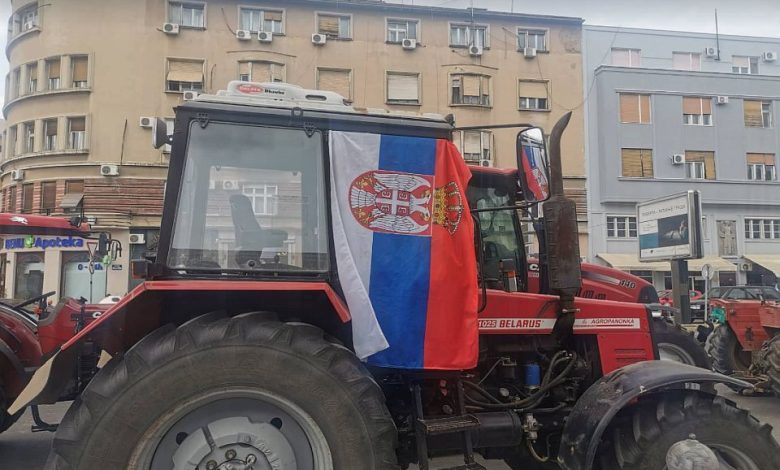 Пољопривредници одлучили: Прекидају разговор са Владом, иду у блокаде и шаљу помоћ студентима Пољопривредници одлучили: Прекидају разговор са Владом, иду у блокаде и шаљу помоћ студентима