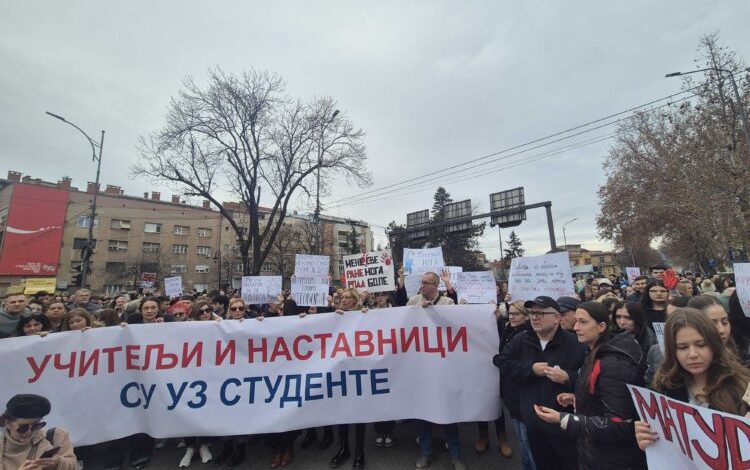 Сва четири репрезентативна синдиката радника у просвети одбила понуду Александра Вучића за прекид штрајка Сва четири репрезентативна синдиката радника у просвети одбила понуду Александра Вучића за прекид штрајка