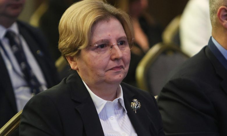 Ова згубиданка још није дала неопозиву оставку?! Па шта чекаш бре, пола милиона Срба под прозором? Ова згубиданка још није дала неопозиву оставку?! Па шта чекаш бре, пола милиона Срба под прозором?