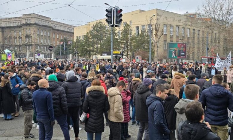Србијо! Београде! Брани своју децу од напредних убица и лудака! Србијо! Београде! Брани своју децу од напредних убица и лудака!