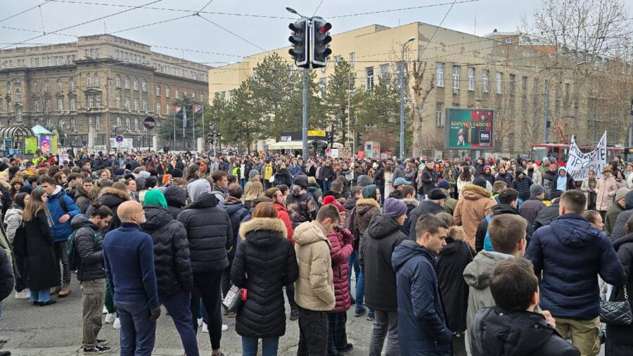 Србијо! Београде! Брани своју децу од напредних убица и лудака! Србијо! Београде! Брани своју децу од напредних убица и лудака!