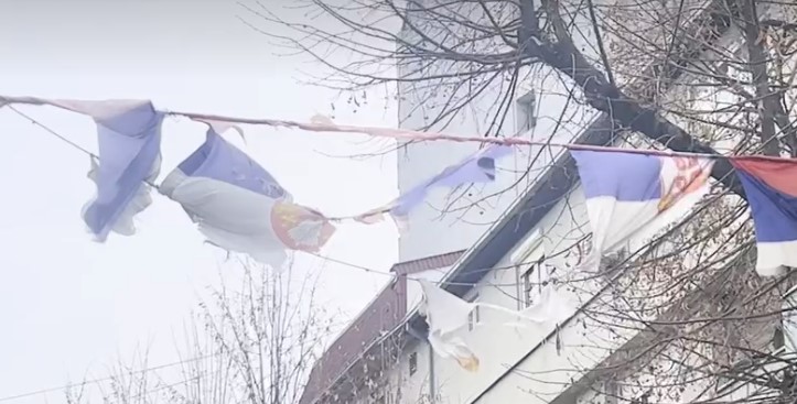 Некада су српске заставе биле дуж пута кроз север Косова - сада је институција Србије све мање, а од застава су остали дроњци Некада су српске заставе биле дуж пута кроз север Косова - сада је институција Србије све мање, а од застава су остали дроњци