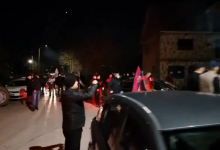 Погледајте како напредњачки батинаши нападају и бију миран народ Милочаја! (видео) Погледајте како напредњачки батинаши нападају и бију миран народ Милочаја! (видео)