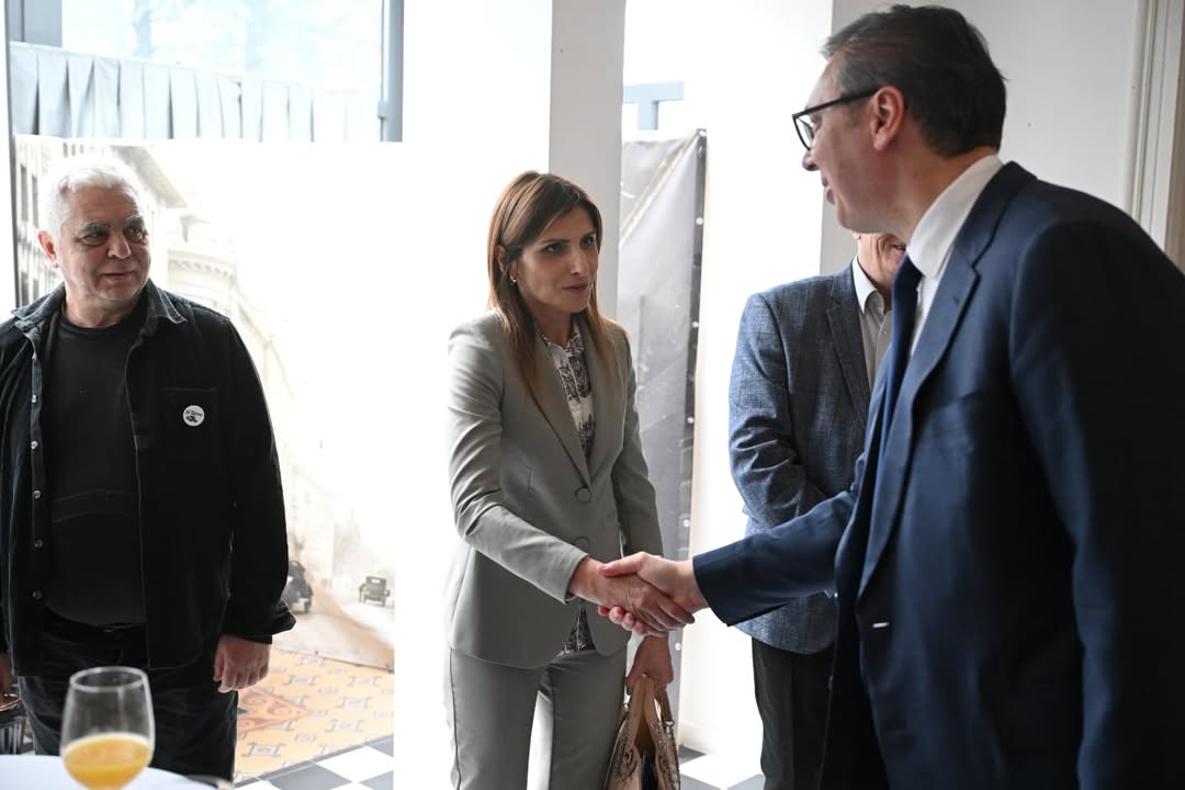 Како батина љубавница и мамин син брутално пљачкају народ и Србију под заштитом ЗЛИКОВЦА! Како батина љубавница и мамин син брутално пљачкају народ и Србију под заштитом ЗЛИКОВЦА!