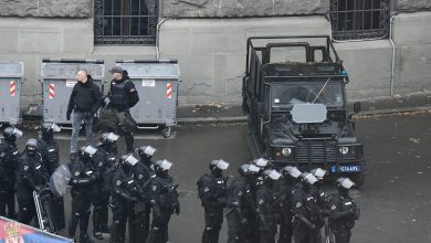 Жандарм: Више „звучних топова“ било распоређено у суботу на протесту, један иза Скупштине Жандарм: Више „звучних топова“ било распоређено у суботу на протесту, један иза Скупштине