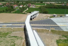 Напукла пешачка пасарела изнад Моравског коридора, најављеног као први дигитални ауто-пут Напукла пешачка пасарела изнад Моравског коридора, најављеног као први дигитални ауто-пут