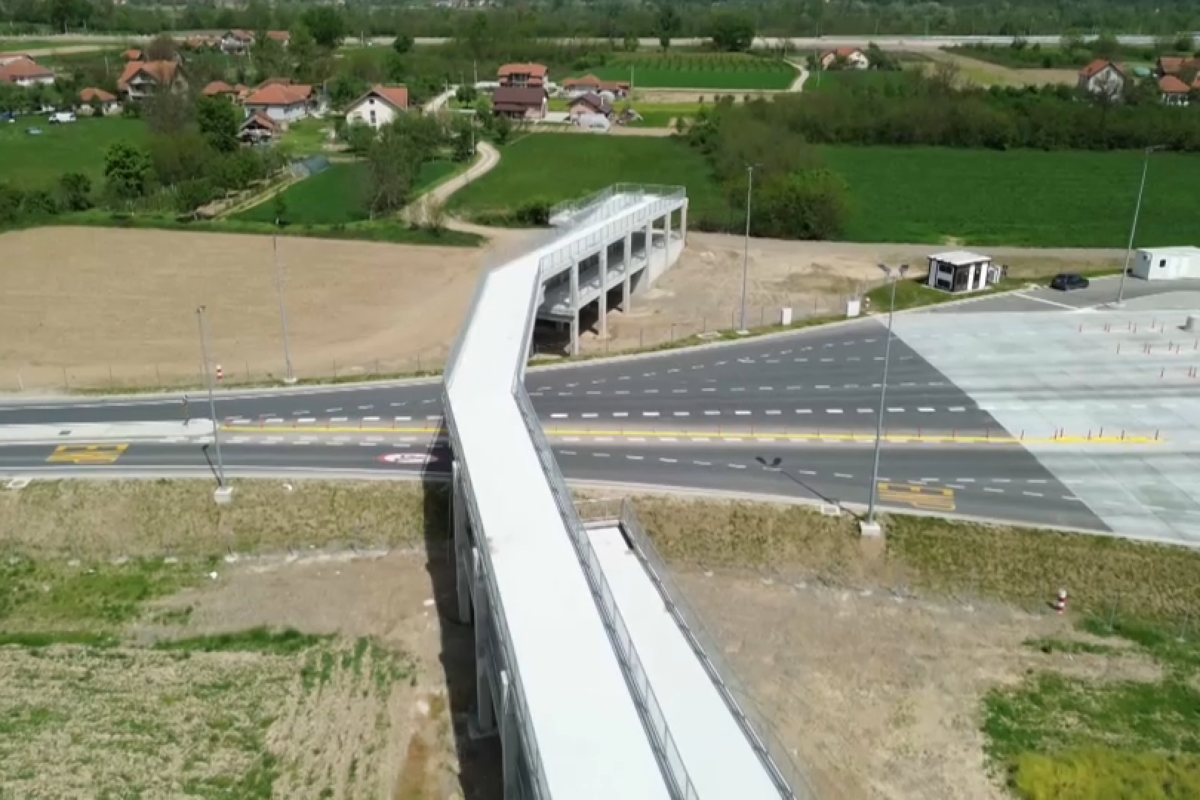 Напукла пешачка пасарела изнад Моравског коридора, најављеног као први дигитални ауто-пут Напукла пешачка пасарела изнад Моравског коридора, најављеног као први дигитални ауто-пут