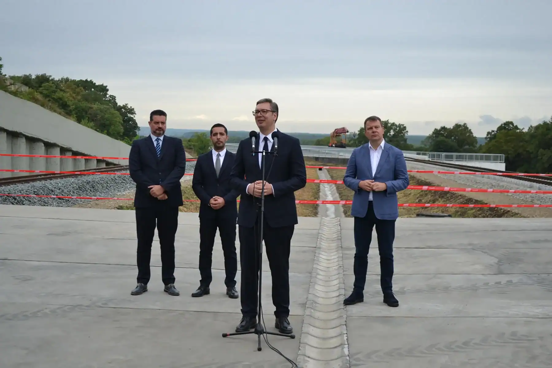 Шеф кабинета Ане Брнабић и његова сестра добили по милион евра од оф-шор фирме и Привредне коморе Србије Шеф кабинета Ане Брнабић и његова сестра добили по милион евра од оф-шор фирме и Привредне коморе Србије