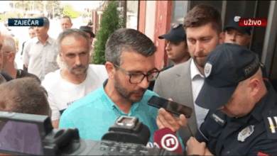 Хаос у Зајечару: Опозиција тражи увид у бирачки материјал, полиција им не да да уђу у зграду Општине (видео) Хаос у Зајечару: Опозиција тражи увид у бирачки материјал, полиција им не да да уђу у зграду Општине (видео)
