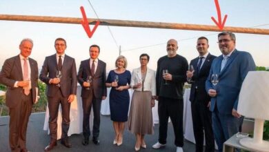 Вучићев министар Немања Старовић испија вино са Вучићевим братом по тати! Вучићев министар Немања Старовић испија вино са Вучићевим братом по тати!