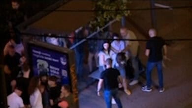 Погледајте како инспектори ЈЗО буквално муче студенткињу током протеста у Београду! (видео) Погледајте како инспектори ЈЗО буквално муче студенткињу током протеста у Београду! (видео)