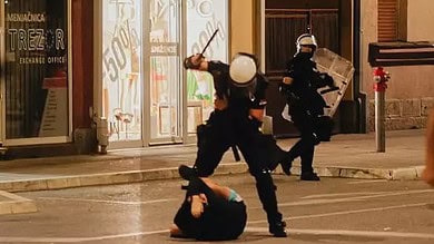 Огласио се студент ког је полиција брутално претукла у Ваљеву: Kрвнички ме је тукла група Прибојаца (видео) Огласио се студент ког је полиција брутално претукла у Ваљеву: Kрвнички ме је тукла група Прибојаца (видео)