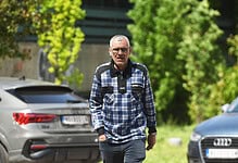 Нарко-хунта напала аутопревозника Јаћимовића у дворушту куће и избила му зуб Нарко-хунта напала аутопревозника Јаћимовића у дворушту куће и избила му зуб