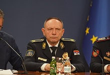 Тебе Васиљевићу чека Раде Марковић да му куваш кафу и поспремаш кревет! Тебе Васиљевићу чека Раде Марковић да му куваш кафу и поспремаш кревет!