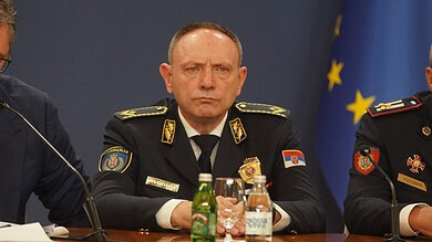 Тебе Васиљевићу чека Раде Марковић да му куваш кафу и поспремаш кревет! Тебе Васиљевићу чека Раде Марковић да му куваш кафу и поспремаш кревет!
