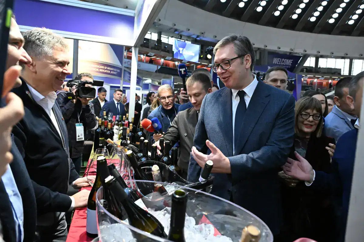 Ова пијана главуџа већ дуже времена много сере