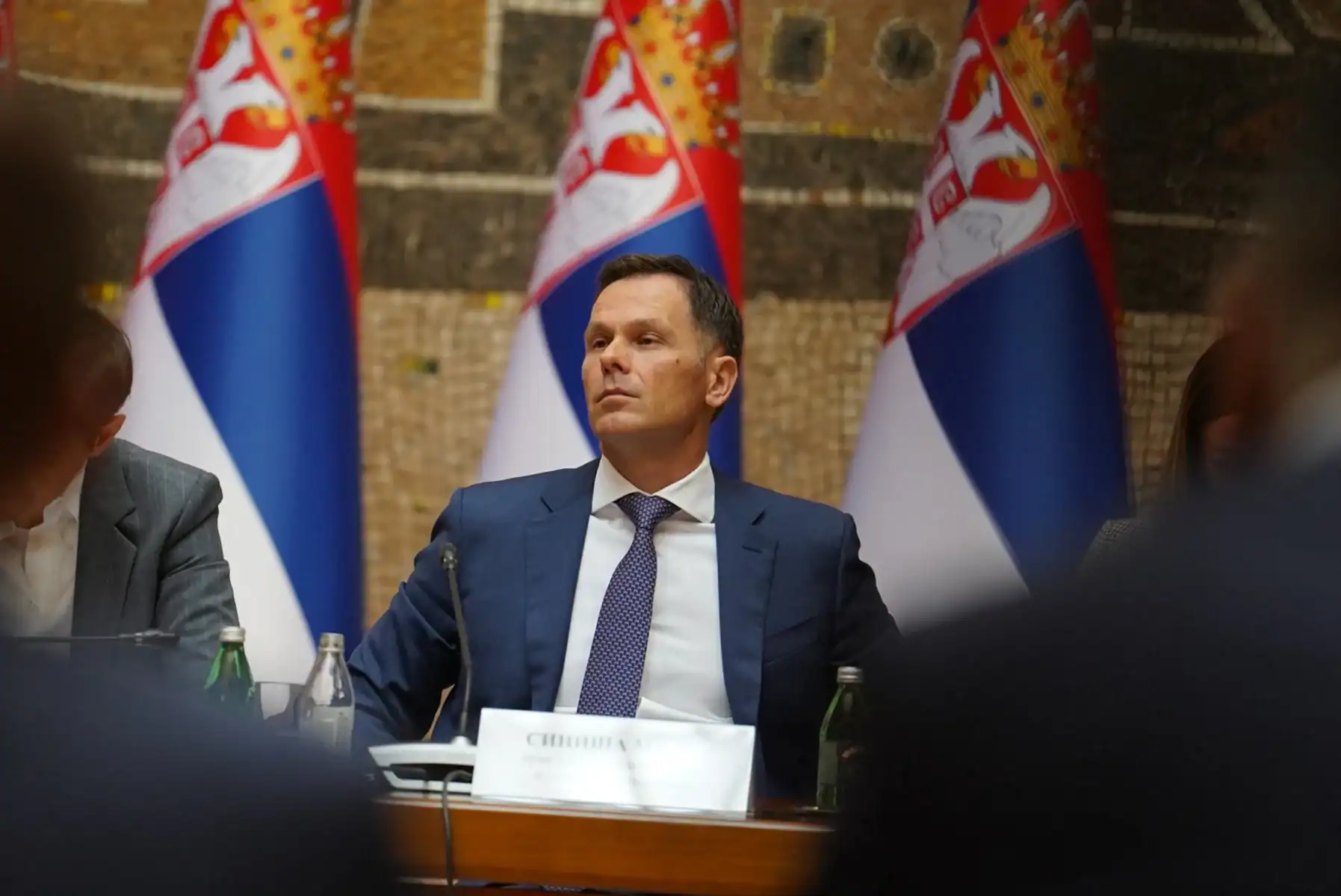 Трошили 4,6 милиона евра на сат! Само у децембру Влада направила минус у државној каси од 1,6 милијарди евра