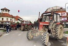 Слободан Симовић, домаћин из Шумадије o катастрофалном стању српске пољопривреде (видео) Слободан Симовић, домаћин из Шумадије o катастрофалном стању српске пољопривреде (видео)
