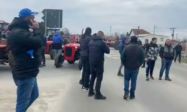 Након неуспеха јучерашњих преговора са ресорним министром, пољопривредници су радикализовали протесте (видео) Након неуспеха јучерашњих преговора са ресорним министром, пољопривредници су радикализовали протесте (видео)